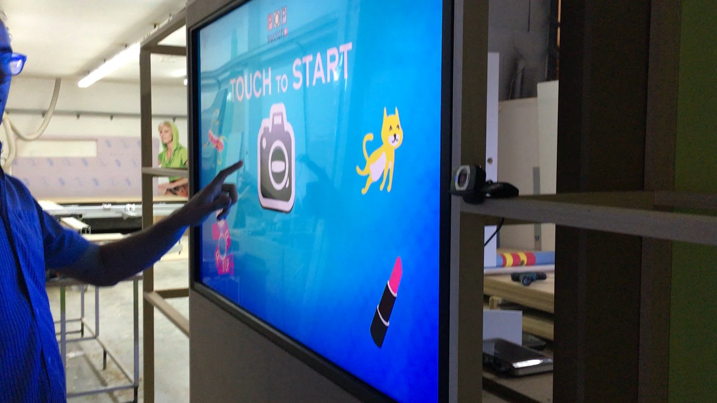 Pantallas tactiles capacitivas multitouch totemsáctiles mesas multitáctiles tótems interactivos toque dedo stands ferias IFEMA captación leads Madrid