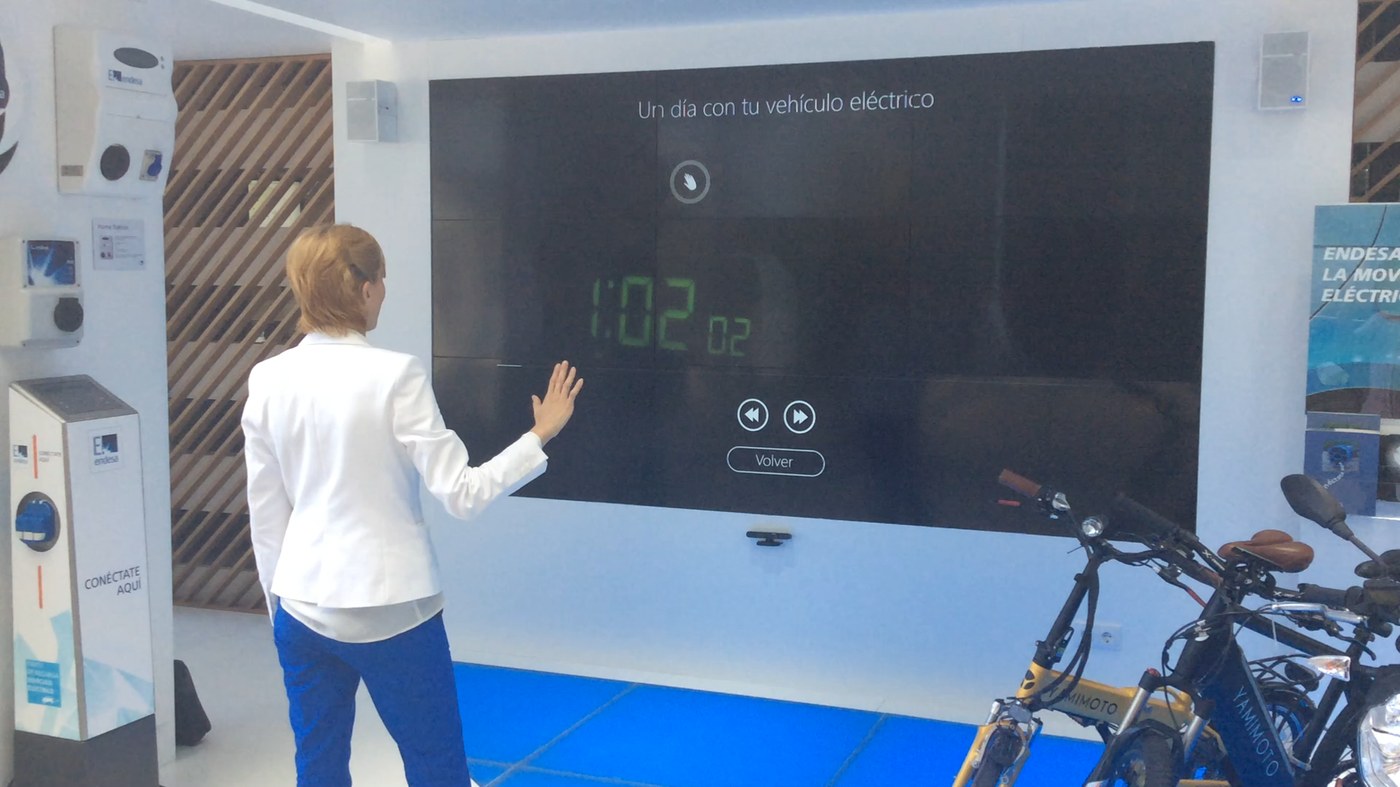 Lanzamiento producto pantalla LED interactiva Endesa videowall vehículo eléctrico mobility